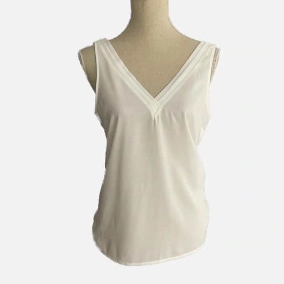 Dynamite Sleeveless Top Size XS White V-neckline Pleated Detail Neutral Basic - Picture 8 of 8